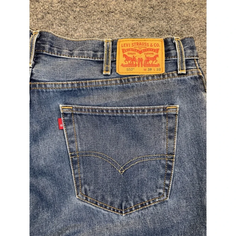 Title: Levi's 550 Relaxed Fit Jeans Men's Size 38x32 Blue Denim Tapered Leg